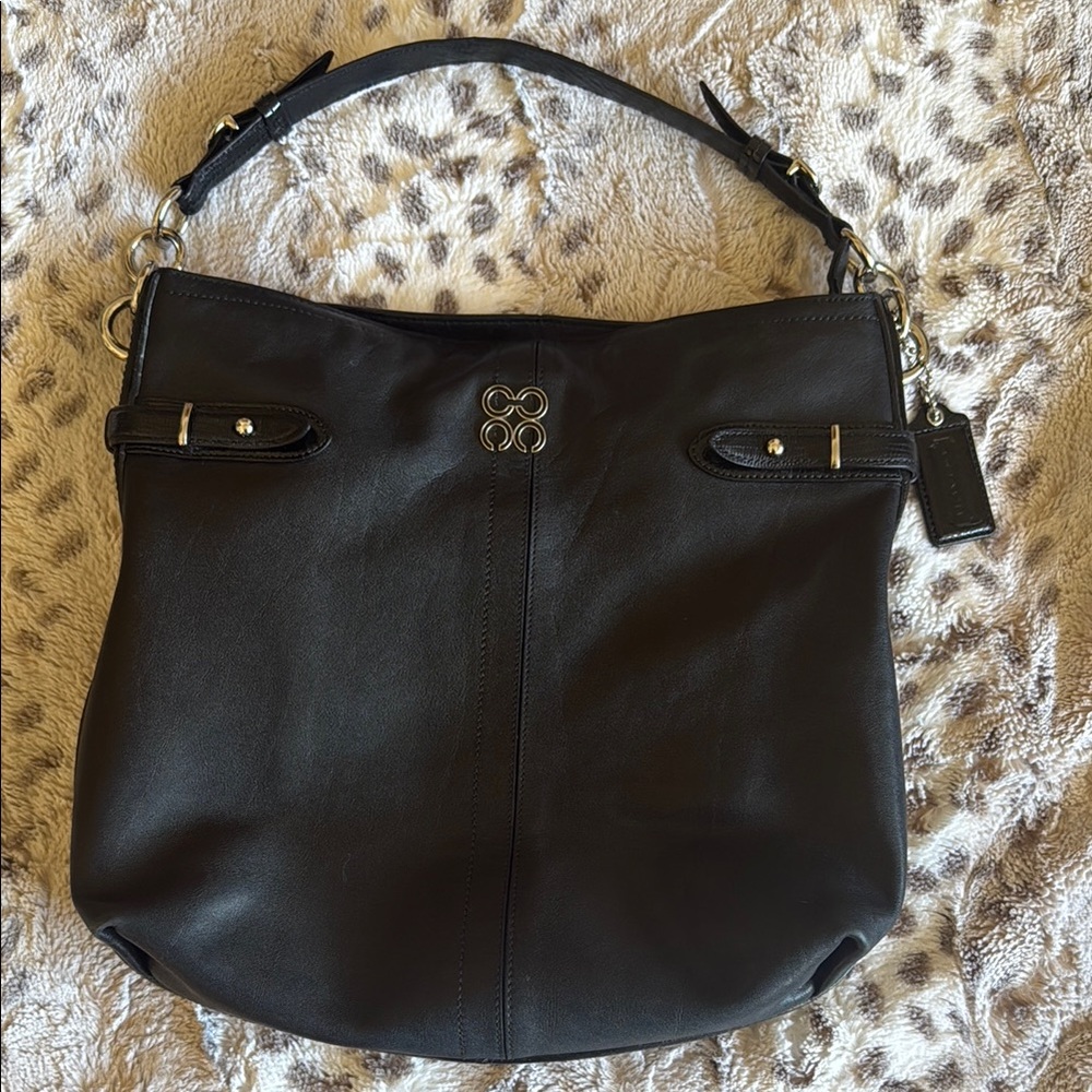 COACH PURSE!!  Elegant Black Leather Shoulder Bag